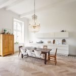 Techos altos en la habitación con parquet.