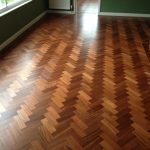 Piso de madera oscura