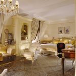 Muebles brillantes en el dormitorio