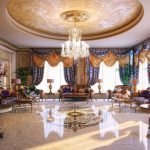 Sala de estar con suelo de mármol