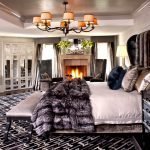 Dormitorio con chimenea
