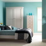 La combinación de muebles blancos y paredes azules.