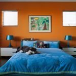 Lámparas azules en la habitación naranja
