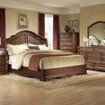 Muebles de madera oscura en el interior.