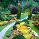 Lámparas en el jardín de flores