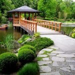 Gazebo con un puente sobre el estanque