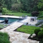 Tumbonas junto a la piscina