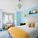 La combinación de turquesa y amarillo en el interior.