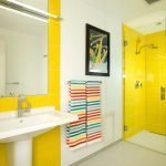 Amarillo en la decoración del baño.