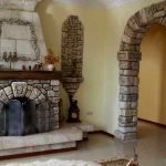Piedra en la chimenea y el arco