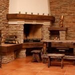 Mesa y bancos de madera.