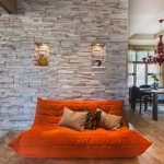 Interior con sofá naranja