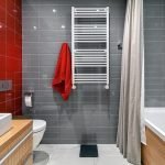 La combinación de azulejos rojos y grises en el baño.