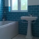 Azulejo azul en el baño