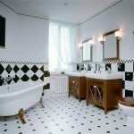 Inodoro junto al lavabo