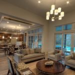 Habitación con grandes ventanales.