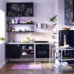 Diseño de cocina en colores negro y lila.