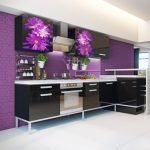 Cocina negra lila con decoraciones florales