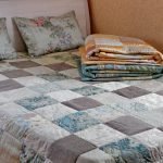 Estampado a cuadros en el interior del dormitorio