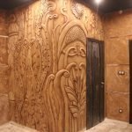 Bajorrelieve en el pasillo