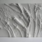Bajorrelieve con la imagen de flores silvestres