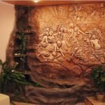 Habitación marrón con bajorrelieve