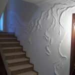 Bajorrelieve en el pasillo cerca del apartamento