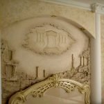 Bajorrelieve en el interior de una habitación moderna