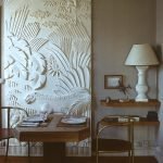 El bajorrelieve en la habitación de invitados