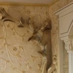 Bajorrelieve en el interior de la habitación en un estilo clásico.