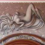 Bajorrelieve de una chica desnuda