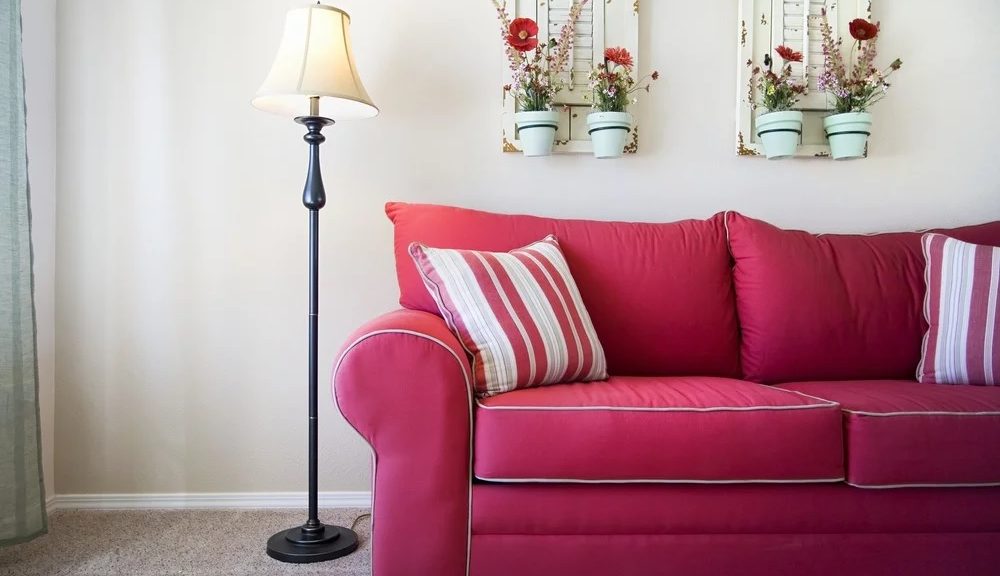 Nástěnná výzdoba nad pohovkou