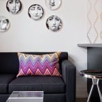 Placas con caras en la pared