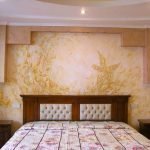 Cama con almohadas