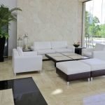 Habitación grande con muebles tapizados.