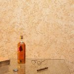 Botella y vasos sobre la mesa