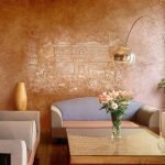 Florero con flores sobre la mesa