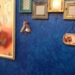 Pared azul con pinturas