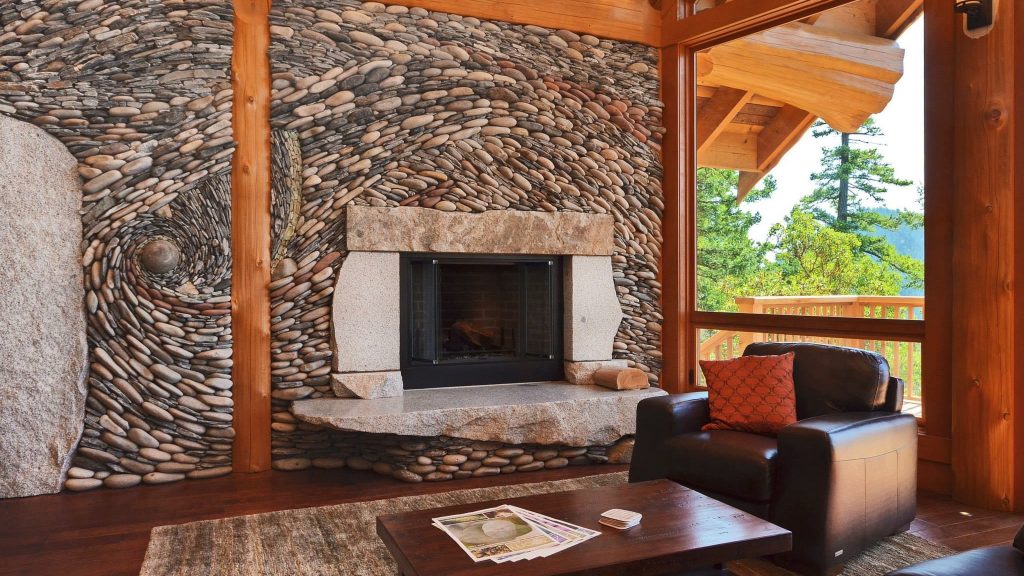 Dekorativní kámen na zdi s krbem