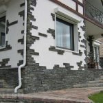 Piedra decorativa gris en la decoración de un edificio blanco.
