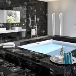 Piedra natural negra en el baño.