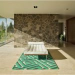 Cama sobre una alfombra verde