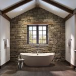 Diseño de baño contemporáneo con adornos de piedra decorativa