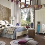 Estampado a cuadros en el interior de una habitación infantil