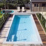 Arbustos a lo largo de la piscina