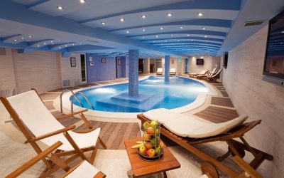 Piscina en una casa de campo: diseño interior y exterior.