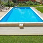 Tumbonas junto a la piscina