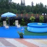 Sillones bajo una sombrilla