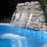 Piscina con cascada