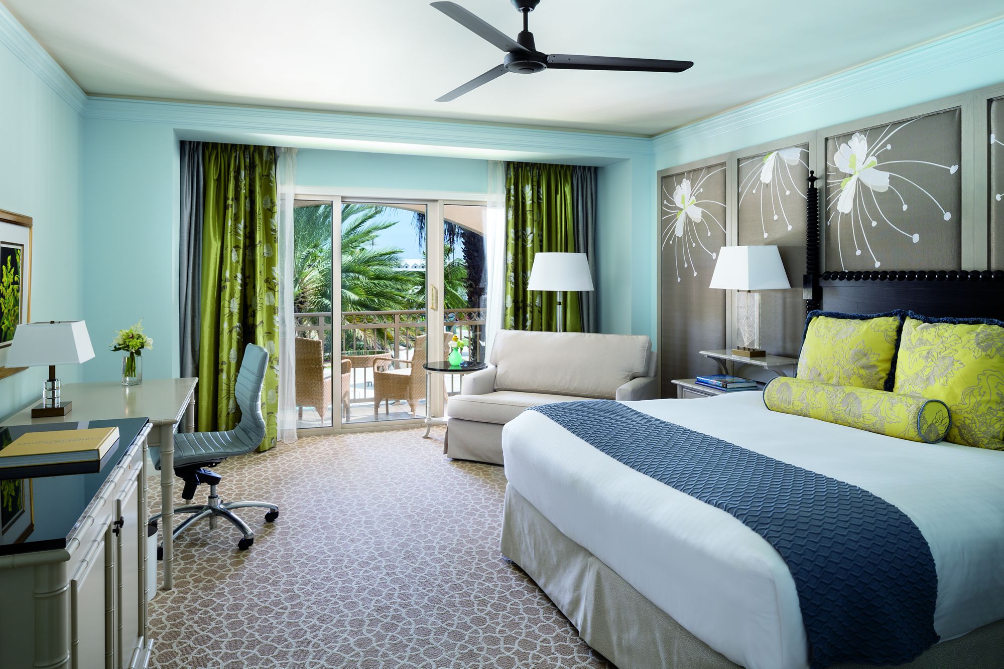 Gostinjska soba s balkonom i velikim krevetom